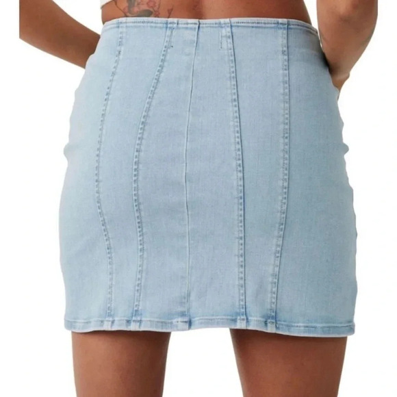 Free People Layla Zip Denim Mini Skirt in Starwash Blue Size 8 - Picture 2 of 9